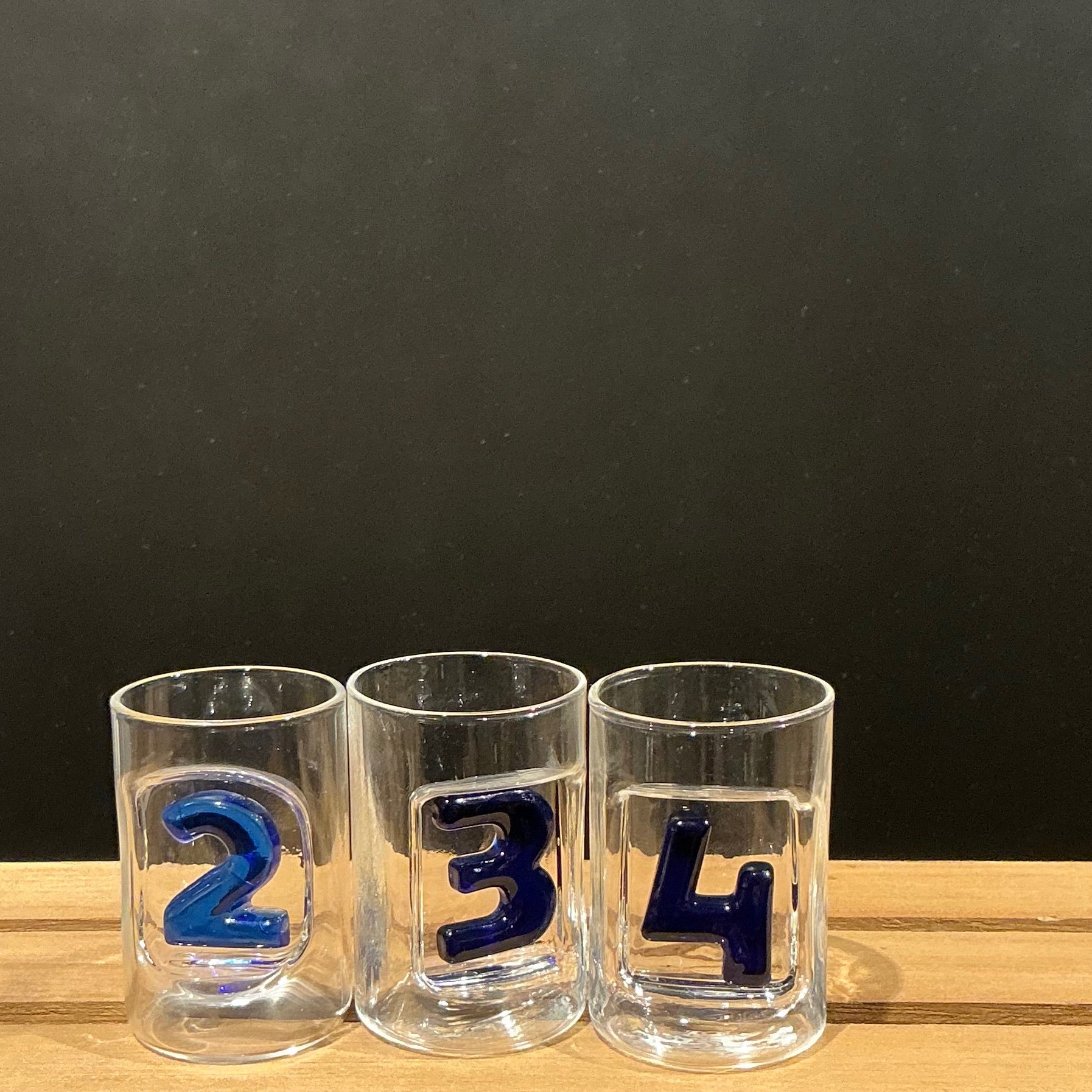 Glas mit Zahl