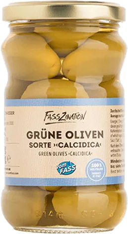 Oliven grün in Salzwasser