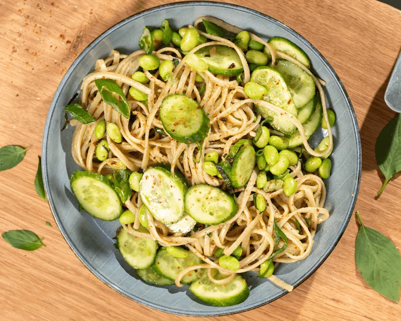 Asia-Nudelsalat mit Thai-Basilikumöl
