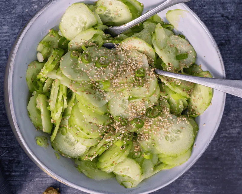 Asiatischer Gurkensalat mit Ingwer-Trauben Balsam