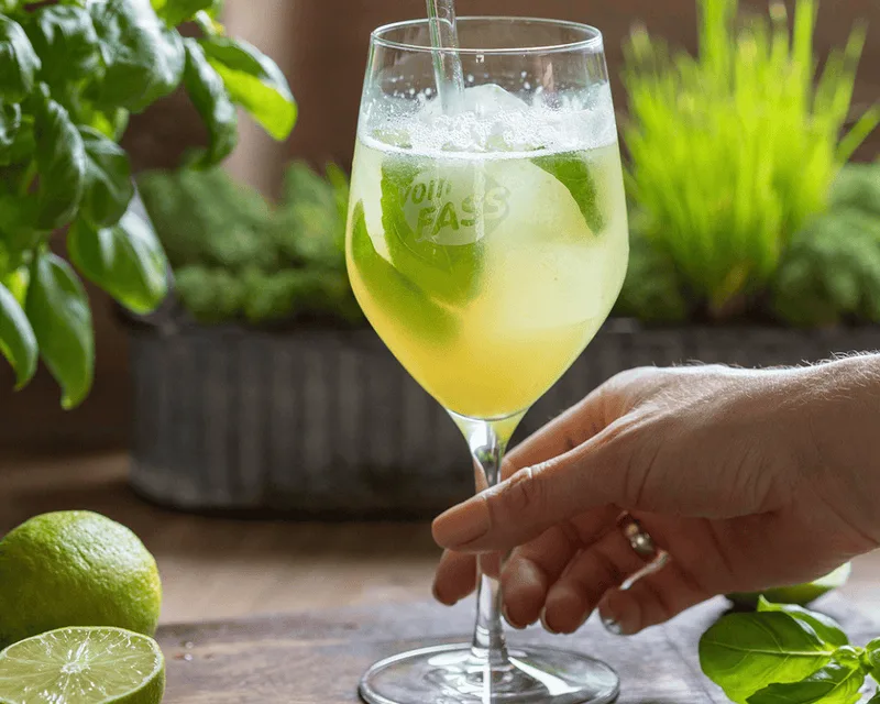 Calamansi-Basilikum Spritz