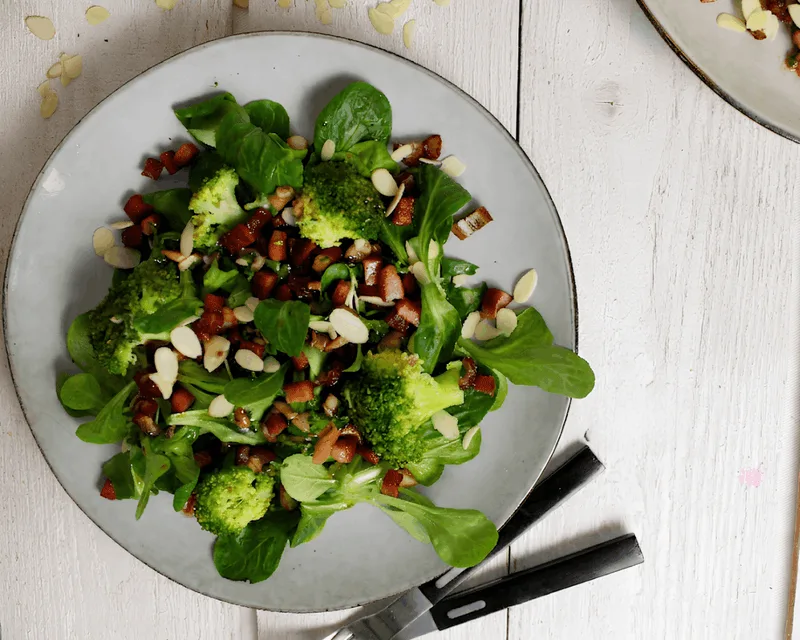 Feldsalat mit Dattel Balsam-Star und Speck