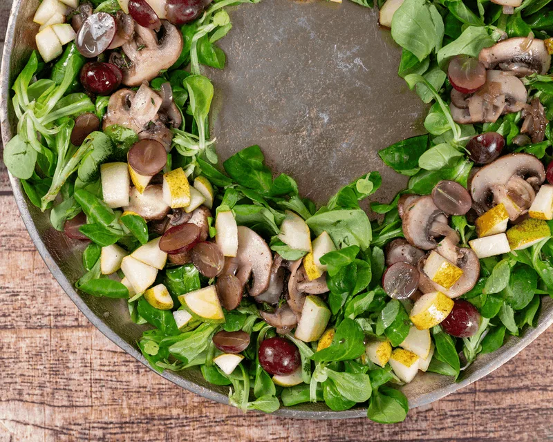 Feldsalat mit Birnen, Trauben & gebratenen Champignons