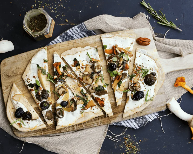 Flammkuchen mit frischen Pilzen