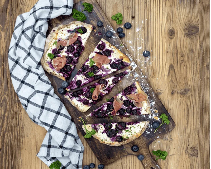 Flammkuchen mit Blaubeeren und Parmaschinken
