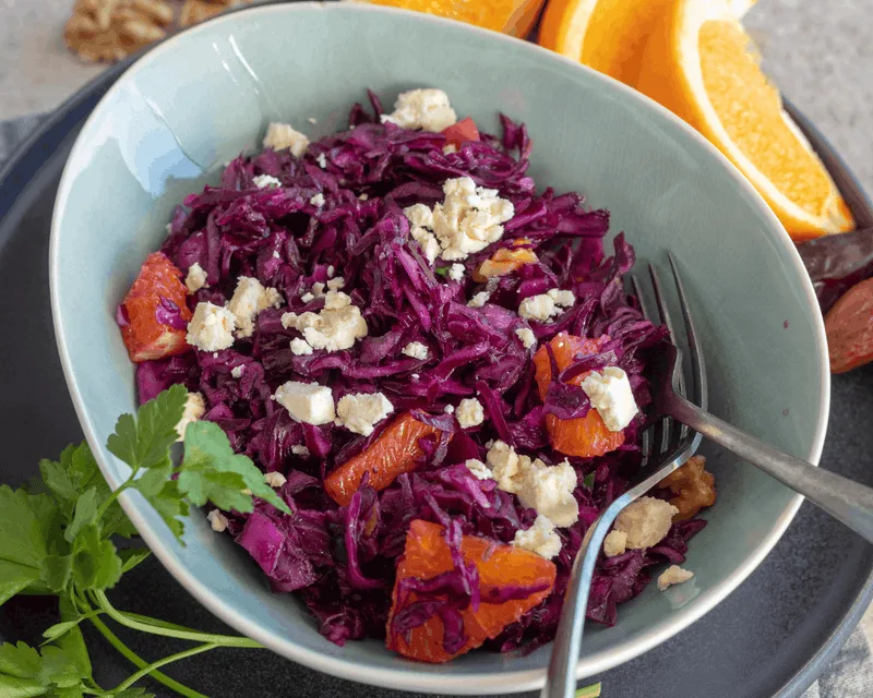 Fruchtiger Rotkohlsalat mit Datteln und Orangenöl