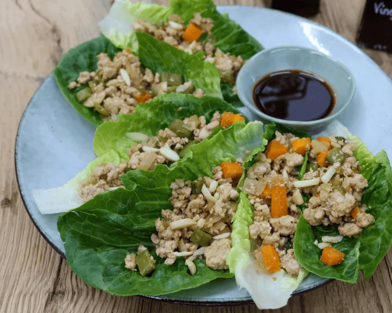 Hähnchen-Salat-Wraps mit Möhren und Zuckerschoten