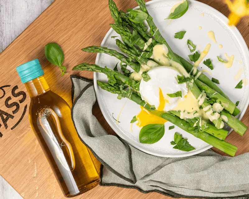 Grüner Spargel mit pochiertem Ei & Basilikum-Hollandaise