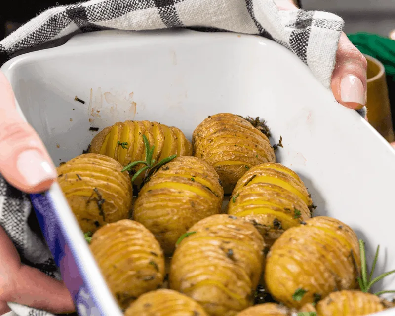 Hasselback-Ofenkartoffeln mit Rosmarinöl