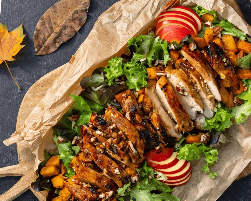 Herbstsalat mit glasierter Hähnchenbrust