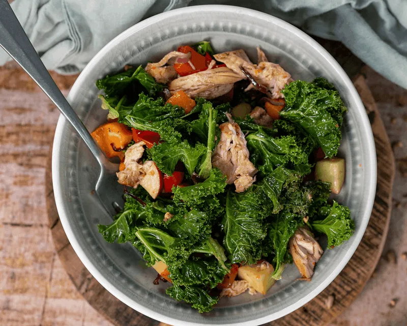 High Protein Grünkohl Salat mit Granatapfel Balsam-Essig & Salatknusperle