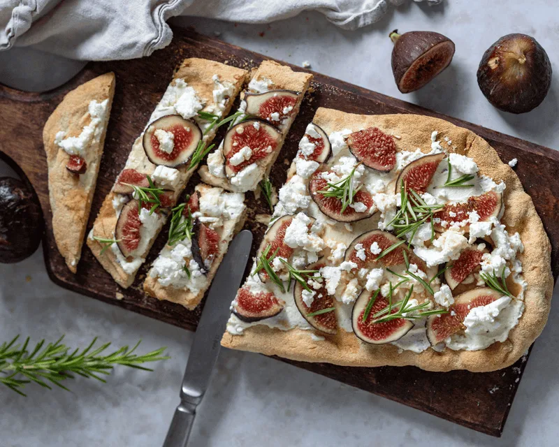 Pinsa mit frischen Feigen und Feigen Balsam Star