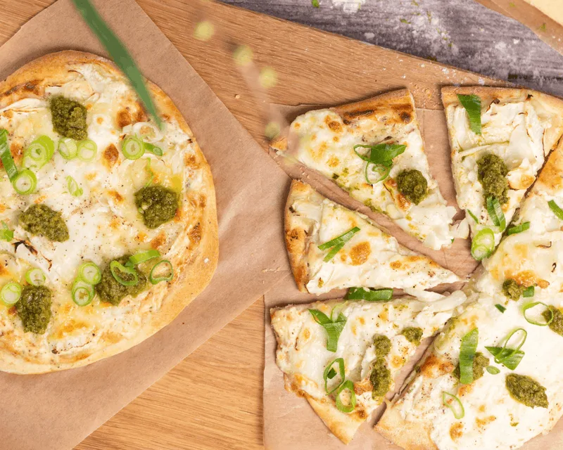 Pizza Bianca mit Fenchel, Pesto Ligure und Basilikumöl