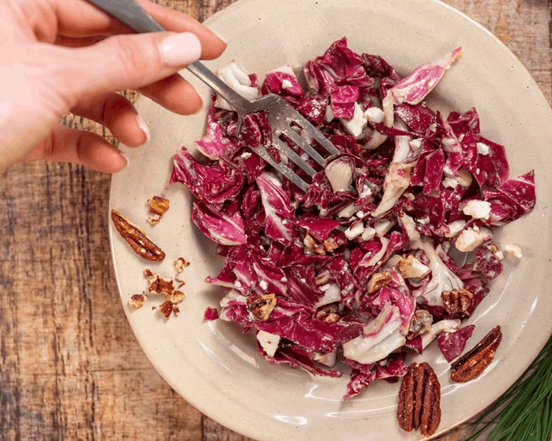 Radicchio-Salat mit Maletti Bianco, Feta & Pekannüssen