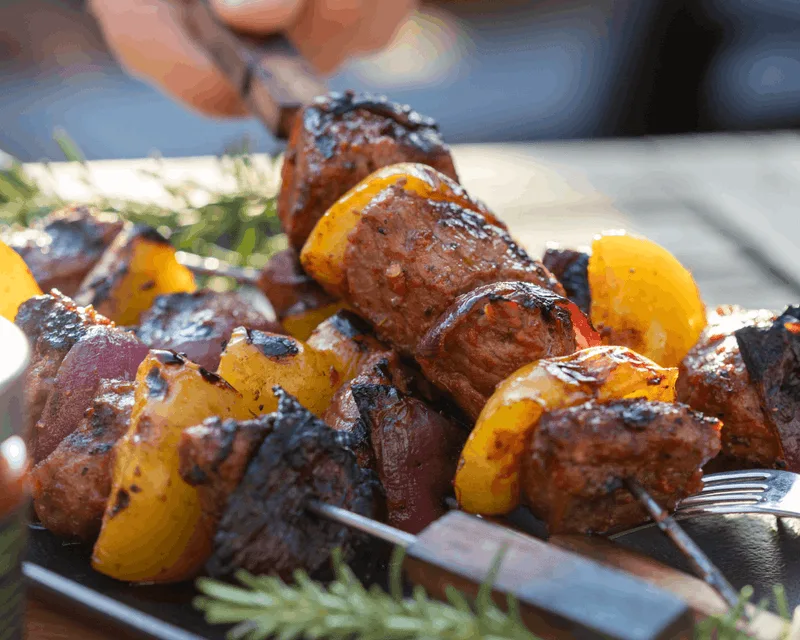 Rauchige Rinderspieße mit Whisky BBQ Sauce