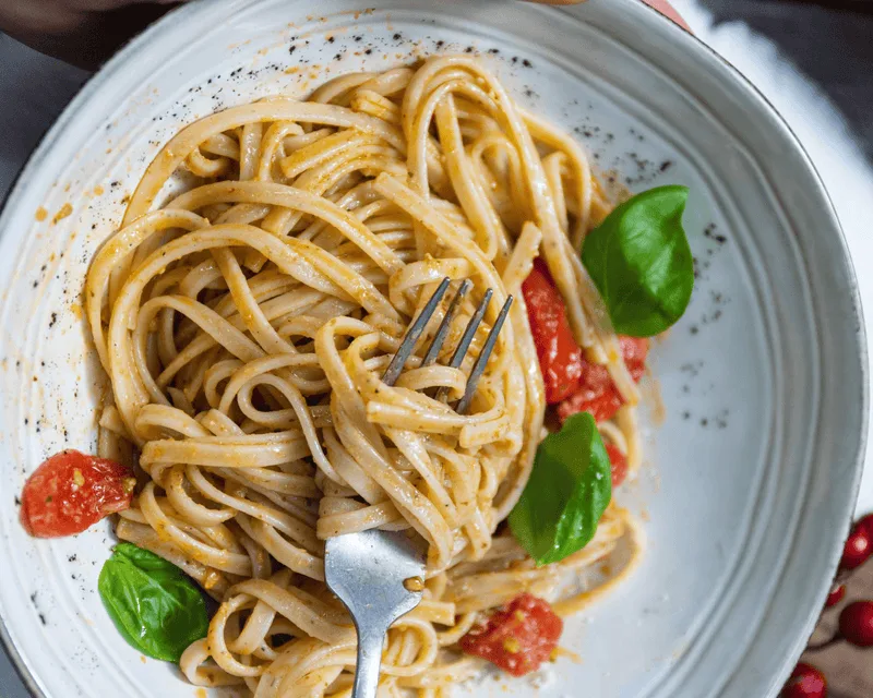 Spaghetti mit Pesto und Cocktailtomaten