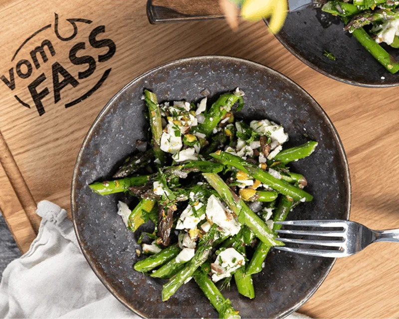 Spargelsalat mit Feta und gerösteten Pistazienkernen