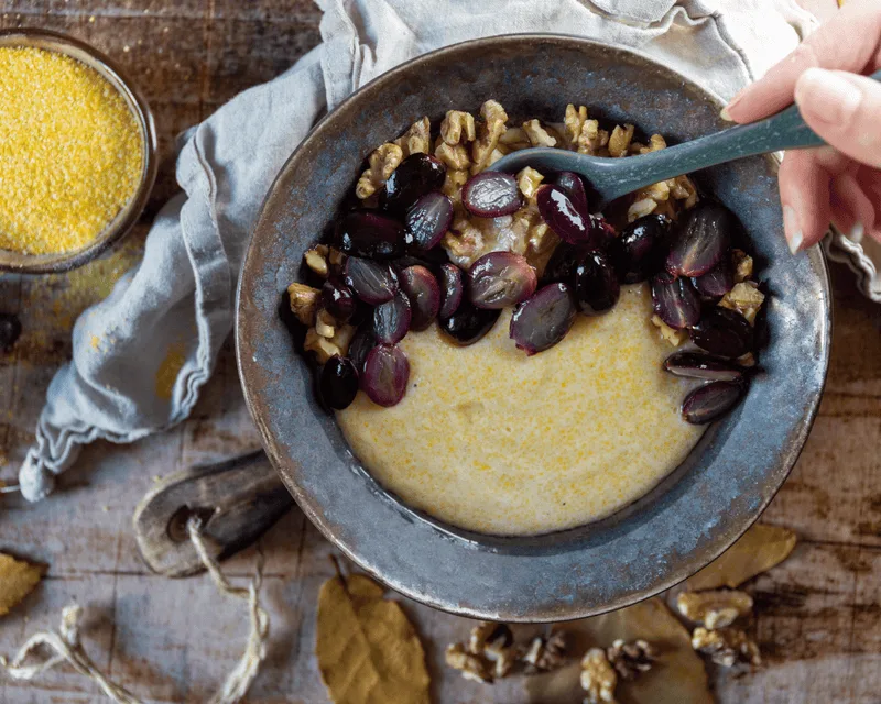 Warme Trauben-Polenta mit Zimt und Walnussöl