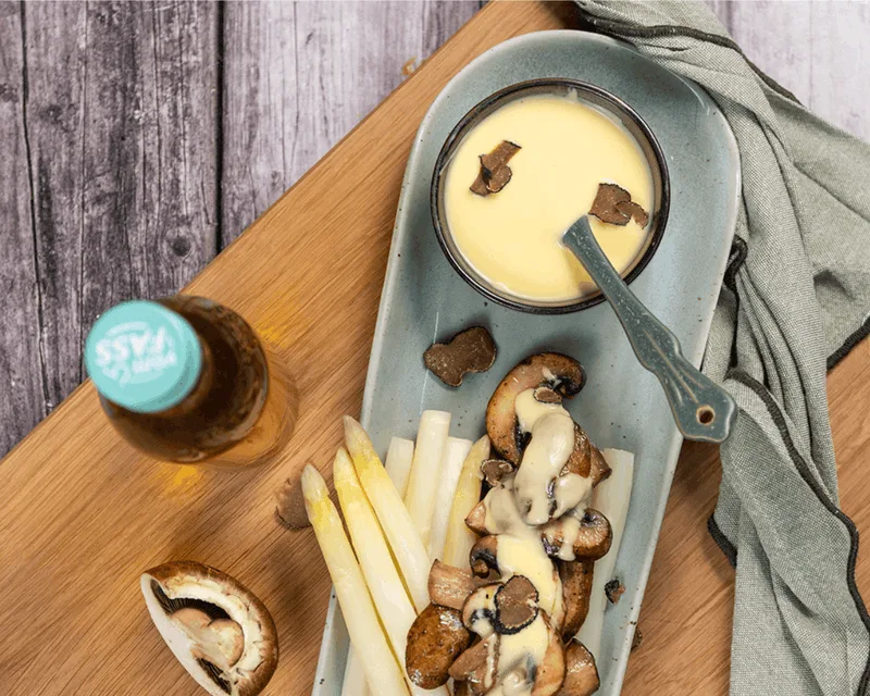 Weißer Spargel mit Champignons & Trüffel-Hollandaise