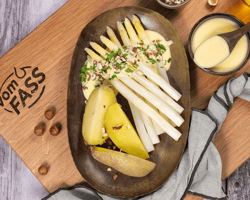 Weißer Spargel mit Kartoffeln & Haselnuss-Hollandaise