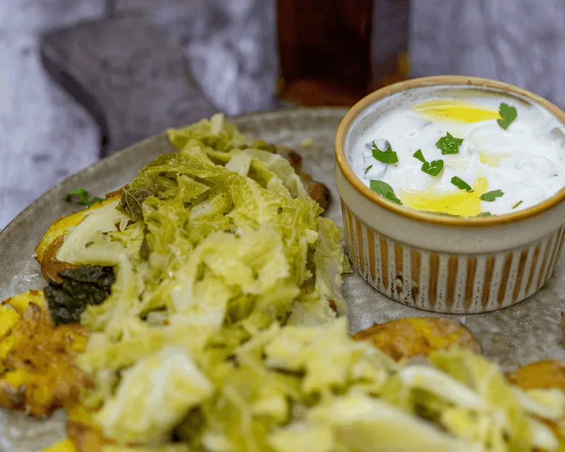 Wirsing mit Quetschkartoffeln und Leinöl-Dip